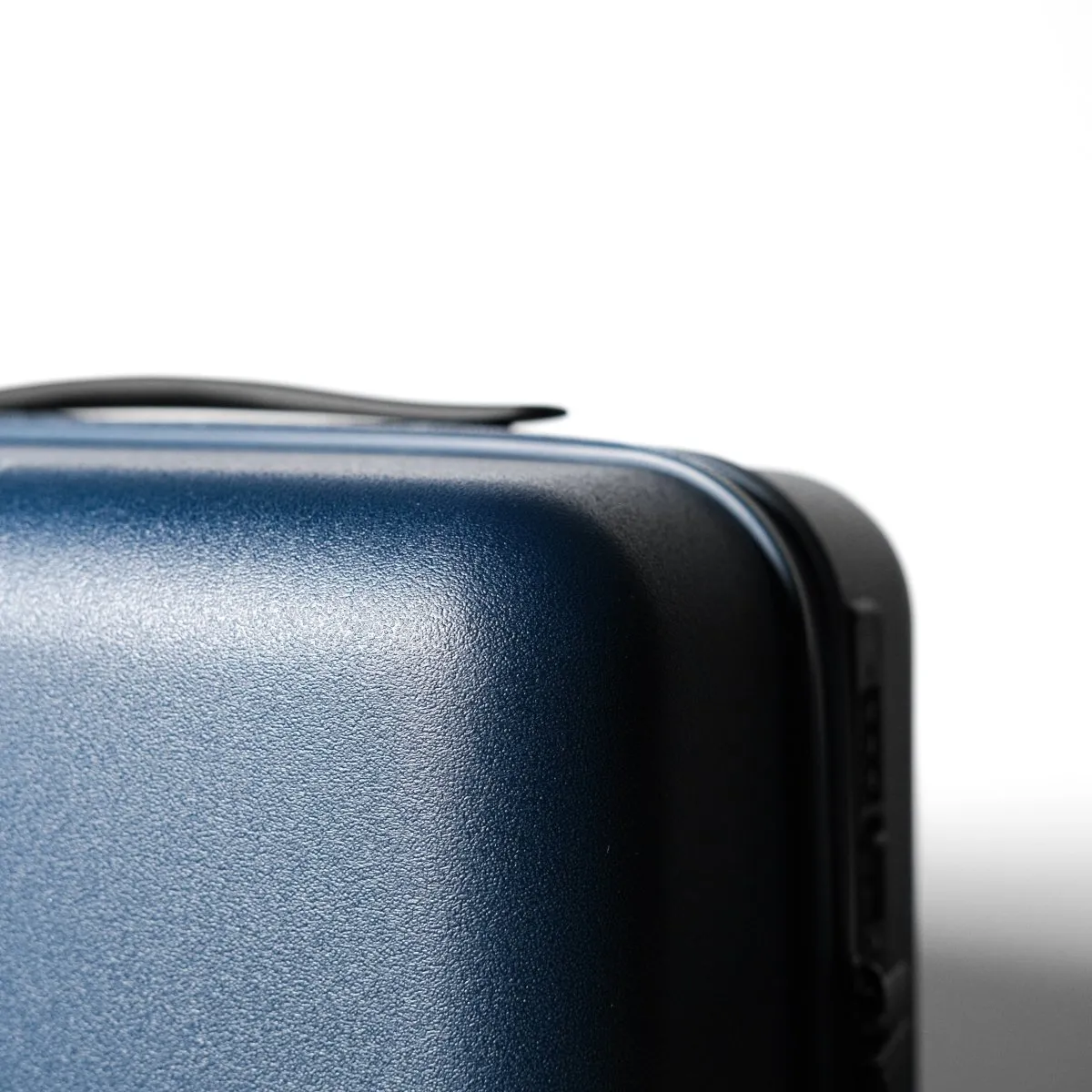 Essential Luxe Suitcase（Dark Blue）