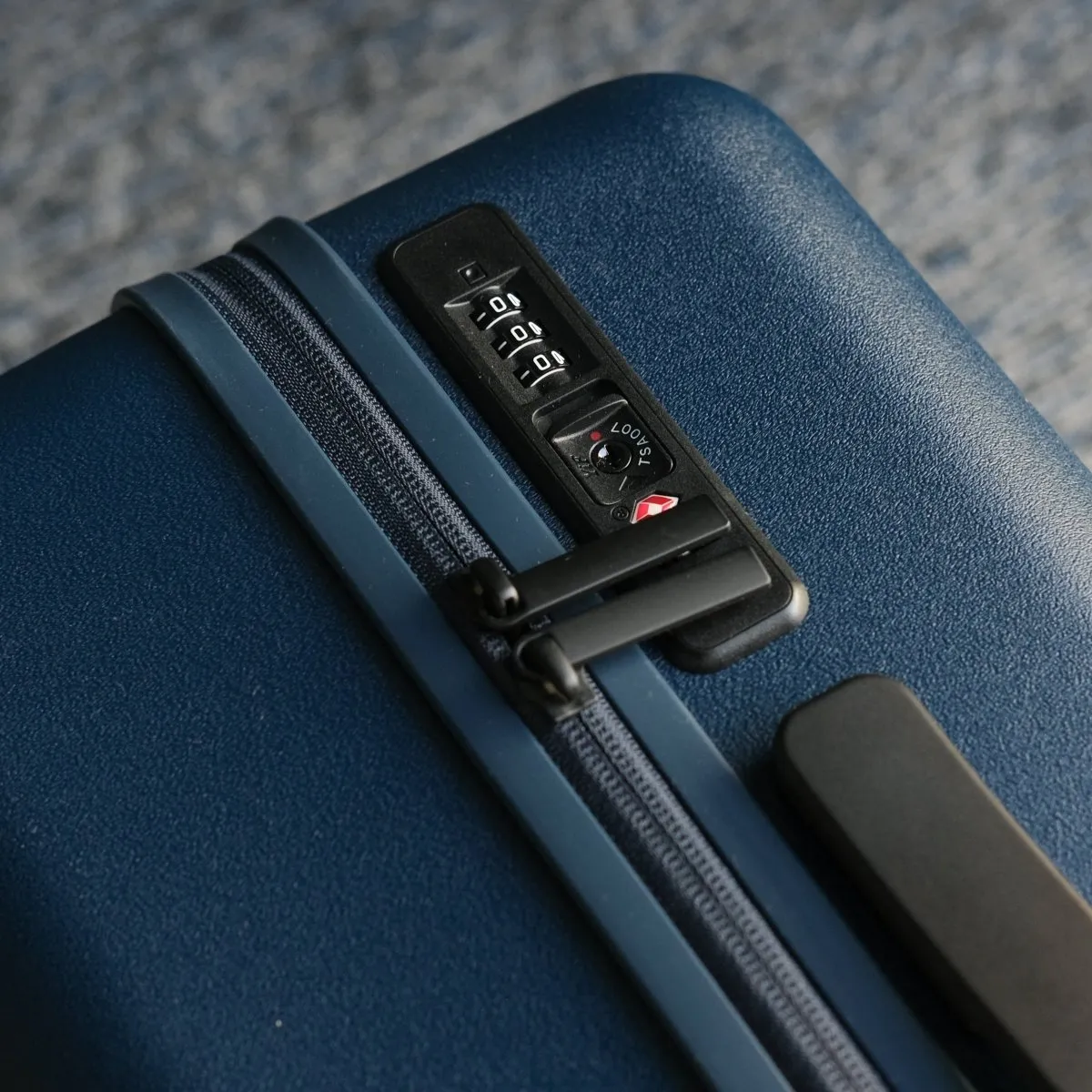 Essential Luxe Suitcase（Dark Blue）