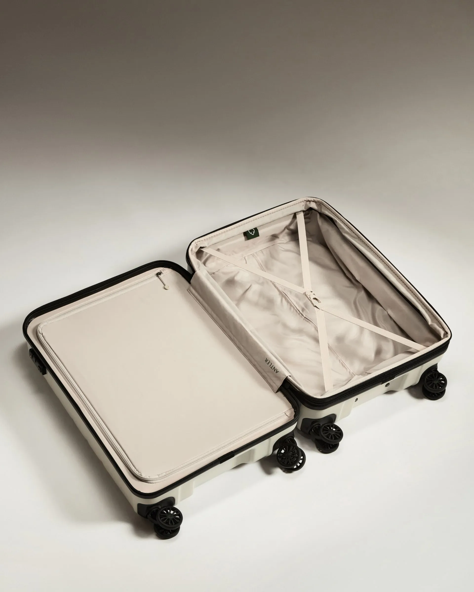 Medium Suitcase in Arctic Grey - Logo